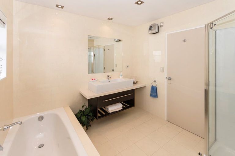 Photo of property in 140 Kaipara Road, Papakura, 2582