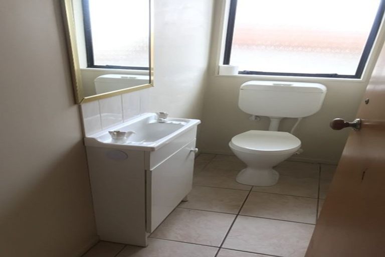 Photo of property in 1/1 Bass Street, West Harbour, Auckland, 0618