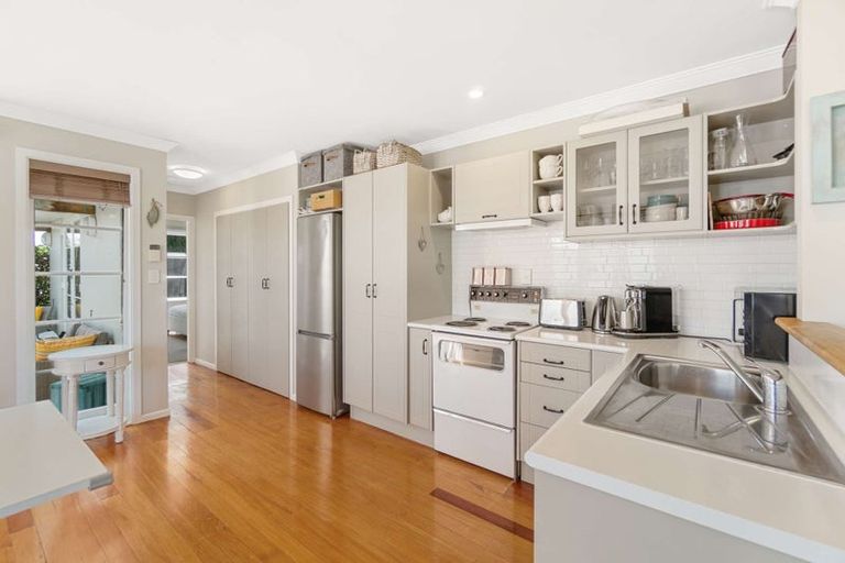 Photo of property in 17 Sackville Street, Martinborough, 5711