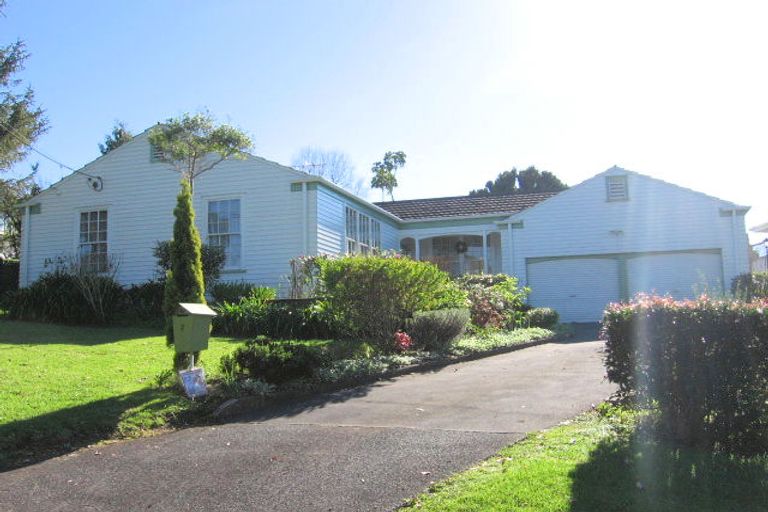 Photo of property in 2 Alwyn Avenue, Te Atatu South, Auckland, 0610