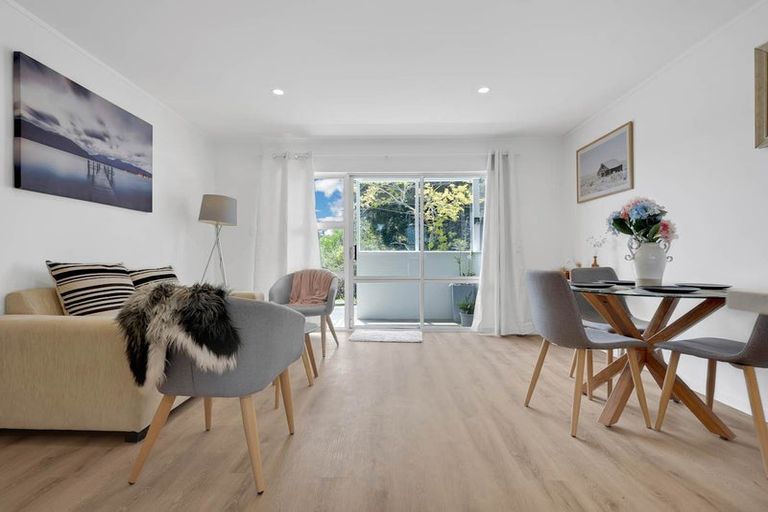 Photo of property in 1/11 Alston Avenue, Kelston, Auckland, 0602