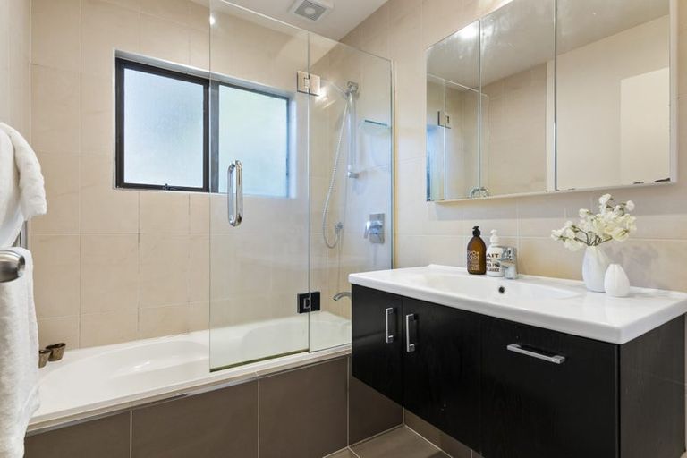 Photo of property in 37a Oteha Valley Road, Northcross, Auckland, 0632