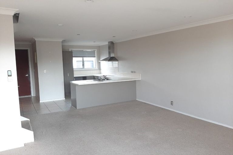 Photo of property in 9b Clearwater Cove, West Harbour, Auckland, 0618