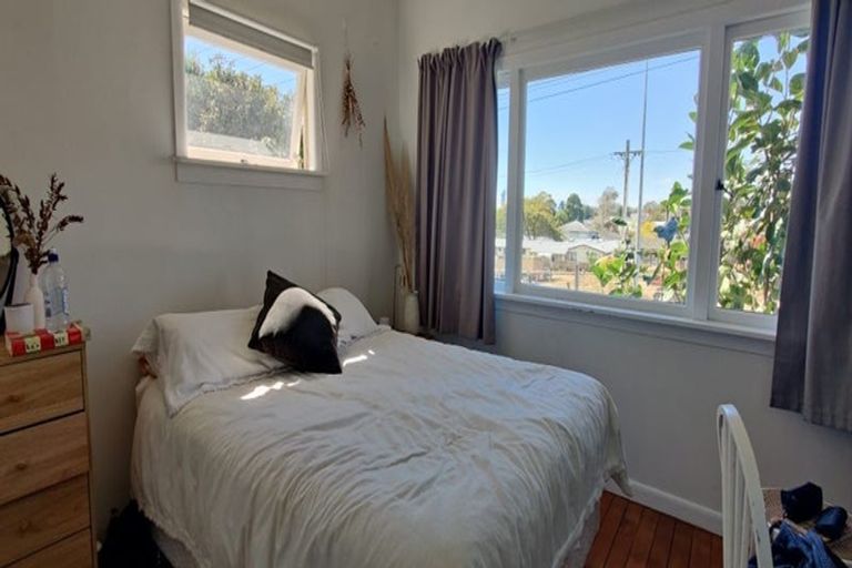 Photo of property in 2/180 Lake Road, Northcote, Auckland, 0627