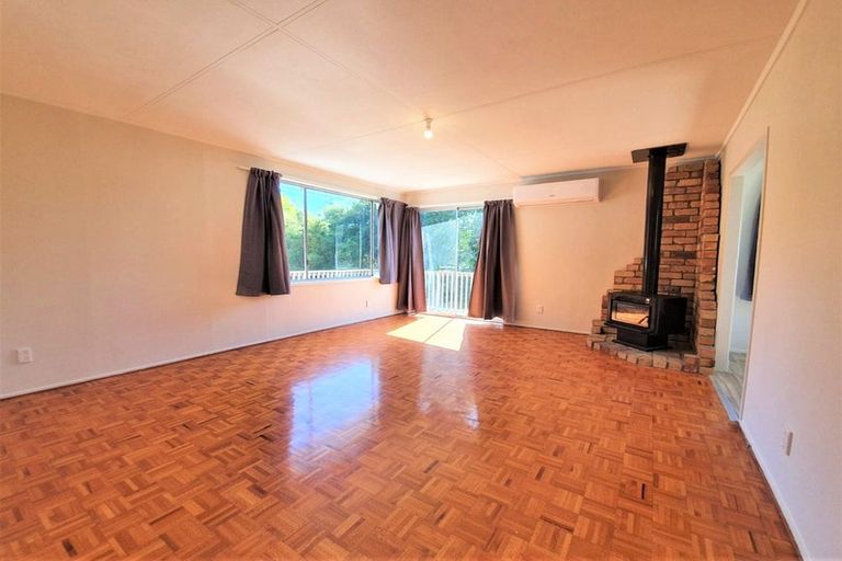 Photo of property in 28 Easton Park Parade, Glenfield, Auckland, 0629