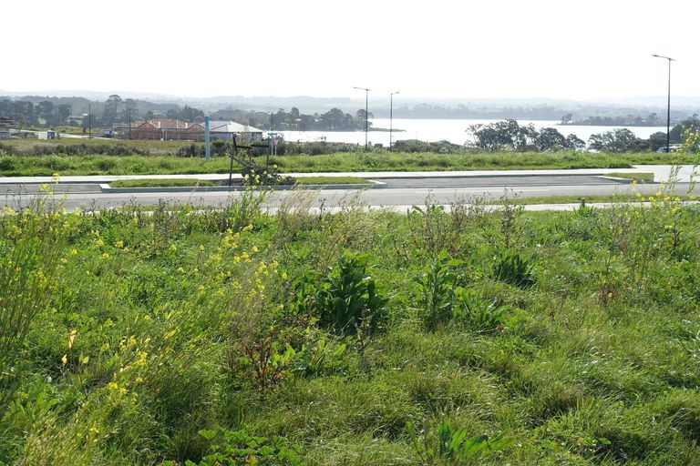 Photo of property in 28 Opouatu Avenue, Glenbrook, 2681