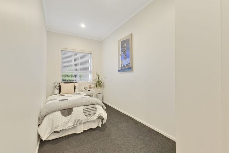 Photo of property in 49a The Esplanade, Eastern Beach, Auckland, 2012