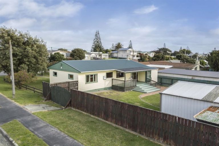 Photo of property in 32 Koromiko Street, Otaki Beach, Otaki, 5512