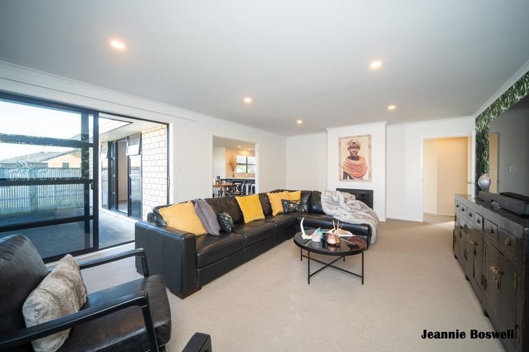 Photo of property in 8 Medallion Court, Kelvin Grove, Palmerston North, 4414