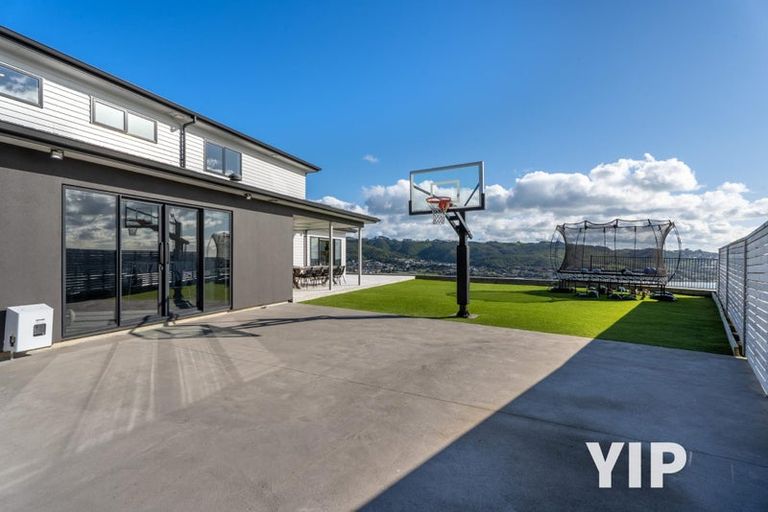 Photo of property in 10 Okupe Grove, Aotea, Porirua, 5024