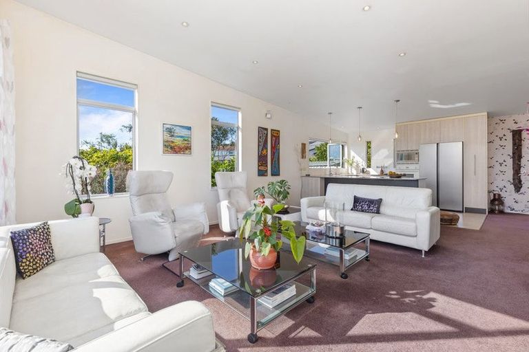 Photo of property in 10 Veronica Close, Red Beach, 0932