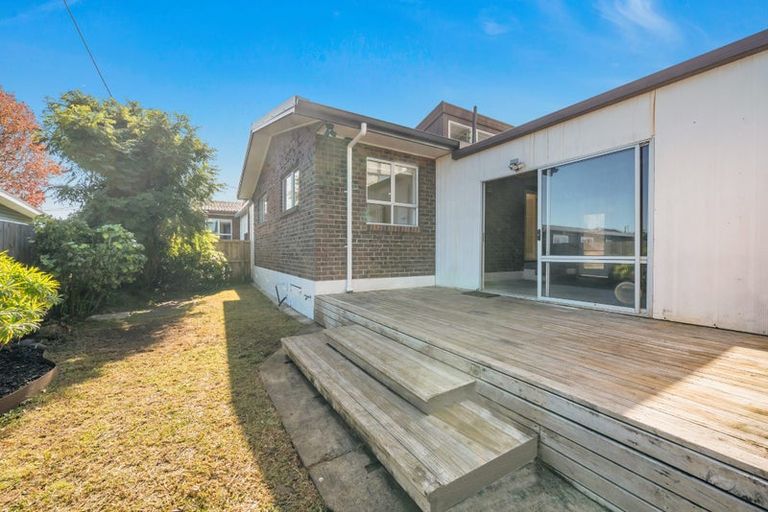 Photo of property in 2/24 Neal Avenue, Glenfield, Auckland, 0629
