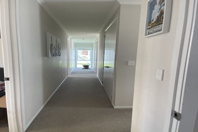 Photo of property in 18 Larmer Drive, Kumeu, 0810