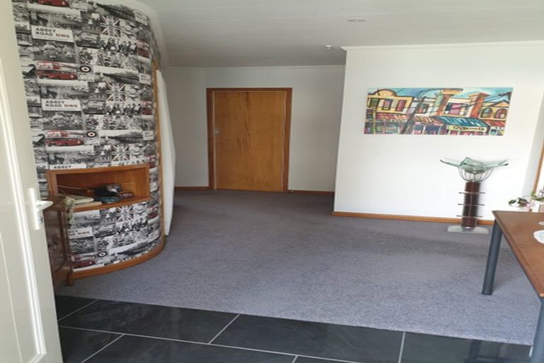 Photo of property in 8 Saulbrey Grove, Woburn, Lower Hutt, 5010