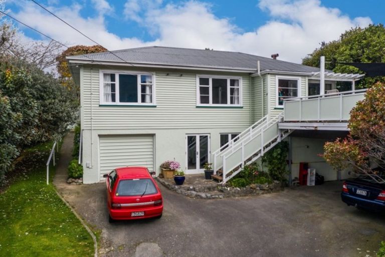 Photo of property in 13 Lyndhurst Road, Tawa, Wellington, 5028