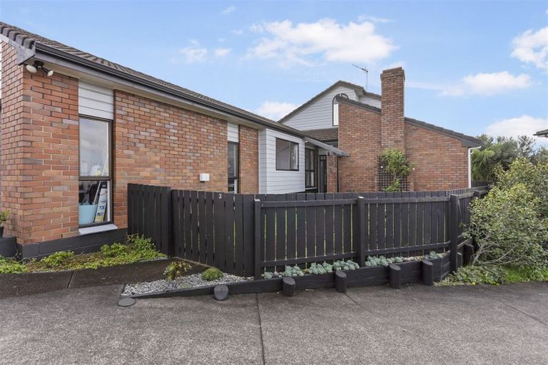Photo of property in 3 Citation Way, Botany Downs, Auckland, 2010