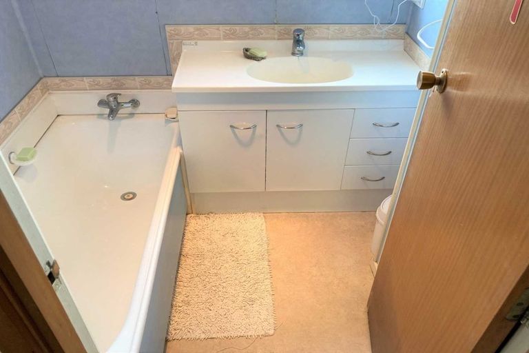 Photo of property in 60 Casuarina Road, Half Moon Bay, Auckland, 2012