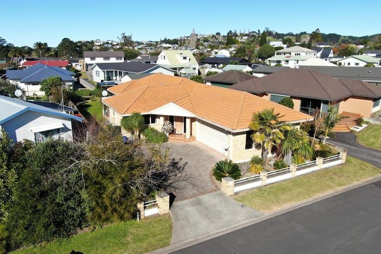 Photo of property in 111 Everitt Crescent, Whangamata, 3620