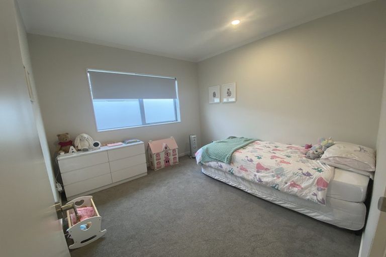 Photo of property in 13 Walter Ruddock Avenue, Kumeu, 0810