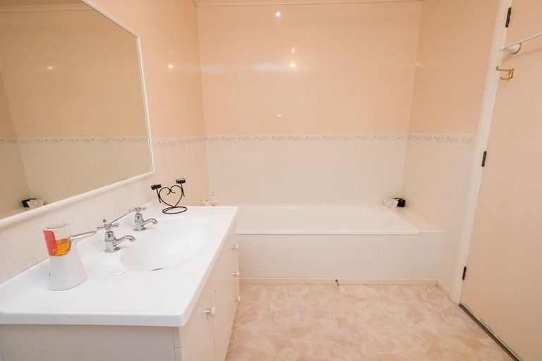 Photo of property in 14 Woburn Place, Takaro, Palmerston North, 4412