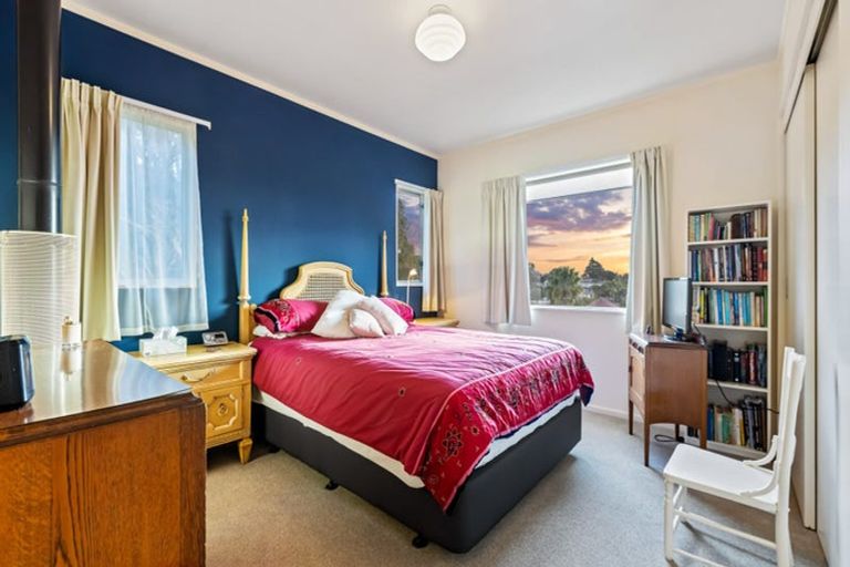 Photo of property in 2/30 Sunset Road, Unsworth Heights, Auckland, 0632