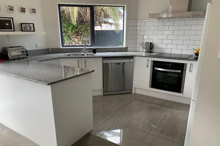 Photo of property in 2/100 Eversleigh Road, Belmont, Auckland, 0622