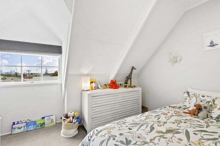 Photo of property in 2/4 Coronation Street, Belmont, Auckland, 0622