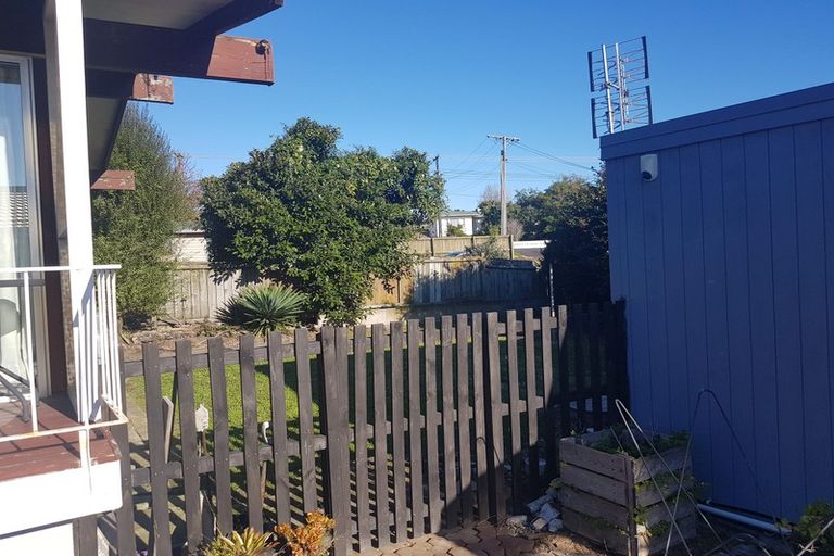 Photo of property in 2/112 Te Atatu Road, Te Atatu South, Auckland, 0610