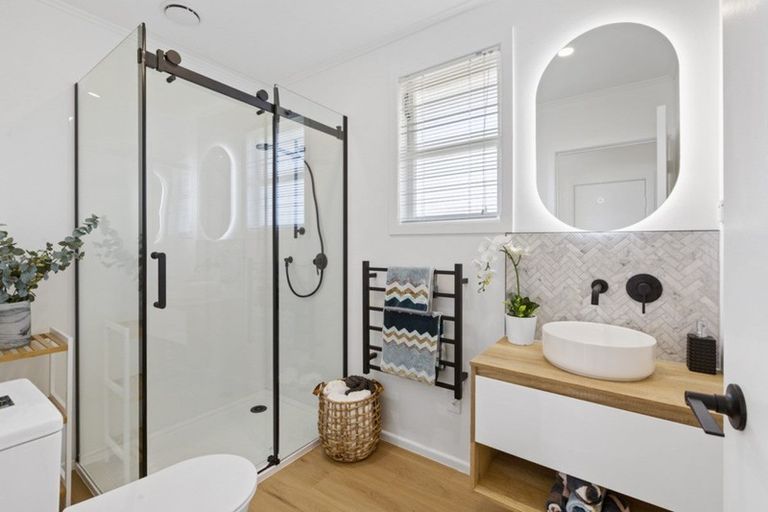 Photo of property in 32 Neil Avenue, Te Atatu Peninsula, Auckland, 0610