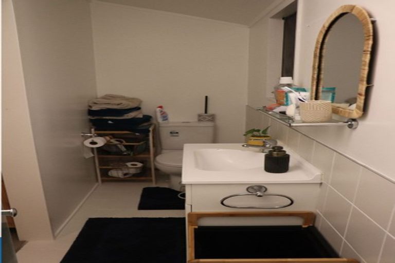 Photo of property in 1/2 Fernlea Rise, Bayview, Auckland, 0629