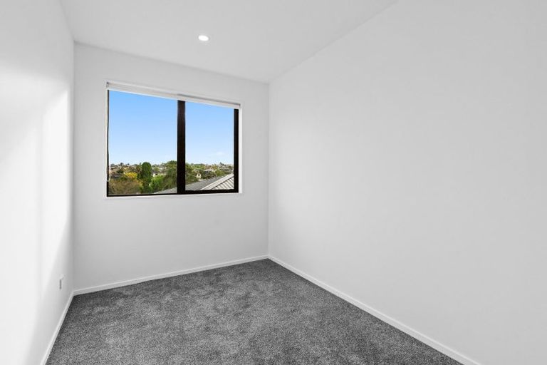 Photo of property in 165b Wiseley Road, West Harbour, Auckland, 0618