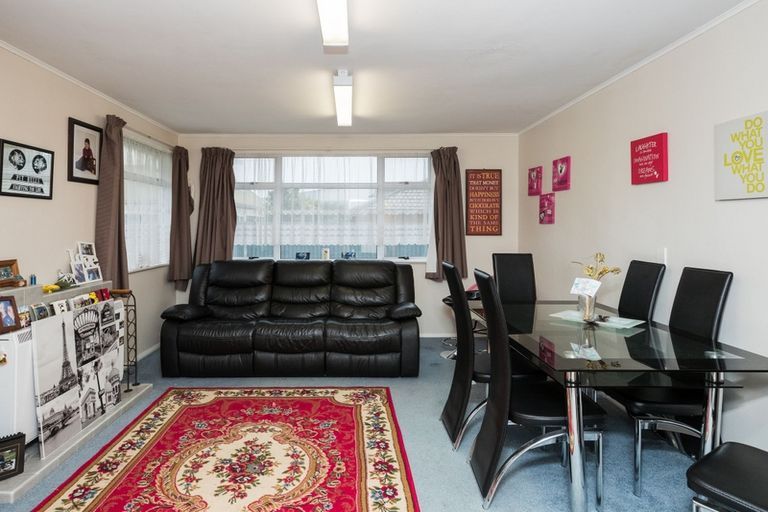 Photo of property in 14 Woburn Place, Takaro, Palmerston North, 4412