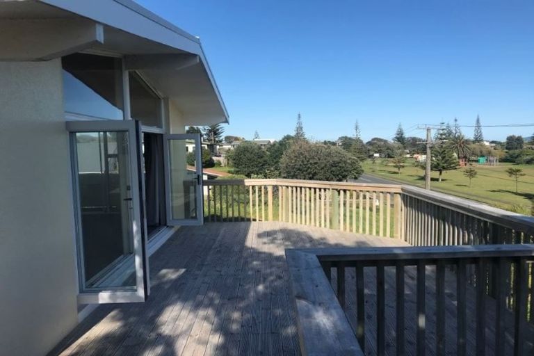 Photo of property in 18 Queens Road, Waikanae Beach, Waikanae, 5036