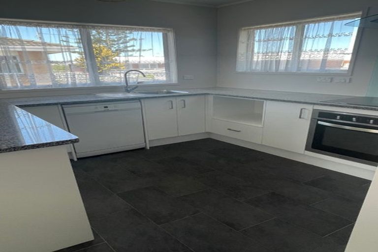 Photo of property in 2/100 Titirangi Road, New Lynn, Auckland, 0600