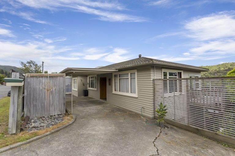 Photo of property in 92 Milton Terrace, Picton, 7220