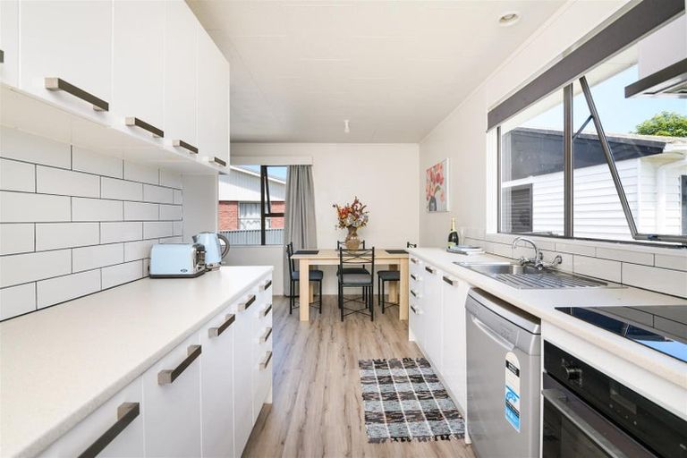 Photo of property in 24 Fergusson Street, Marton, 4710