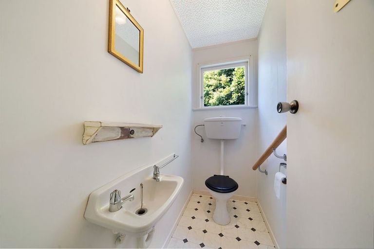 Photo of property in 1 Alwyn Avenue, Te Atatu South, Auckland, 0610