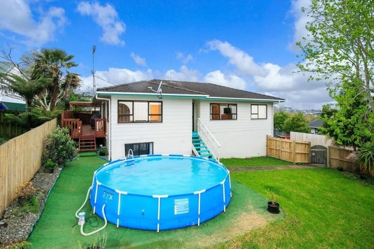 Photo of property in 1/17 Tetrarch Place, Totara Vale, Auckland, 0629