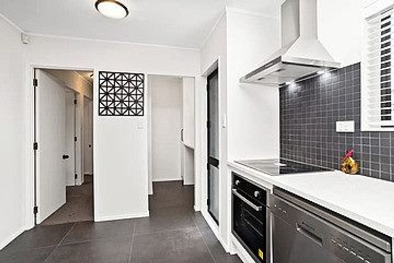 Photo of property in 2/303a Great North Road, Henderson, Auckland, 0612