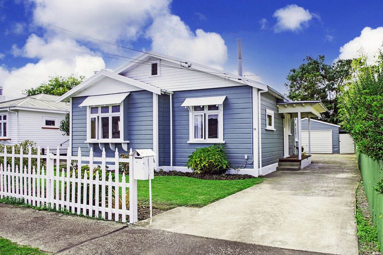 Photo of property in 18 Cambridge Terrace, Masterton, 5810