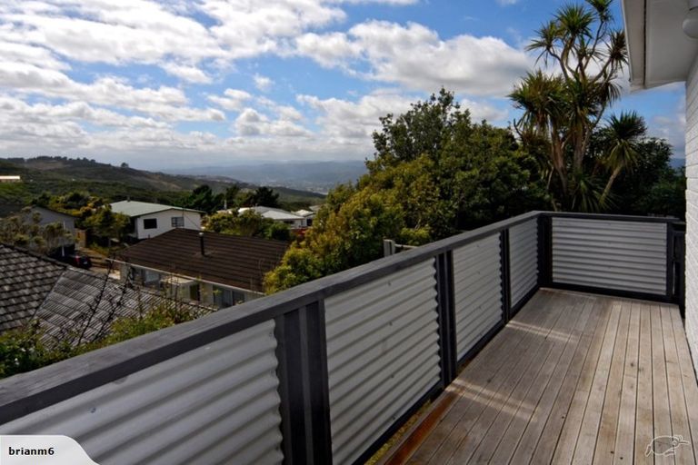 Photo of property in 7a Cheyne Walk, Newlands, Wellington, 6037