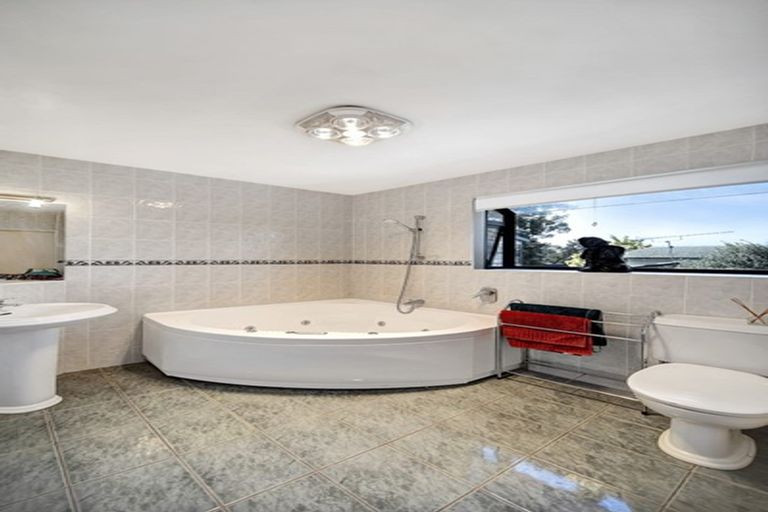 Photo of property in 79 Cascades Road, Pakuranga Heights, Auckland, 2010