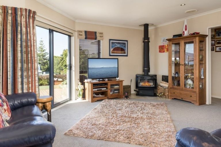 Photo of property in 3 Kinder Street, Acacia Bay, Taupo, 3330