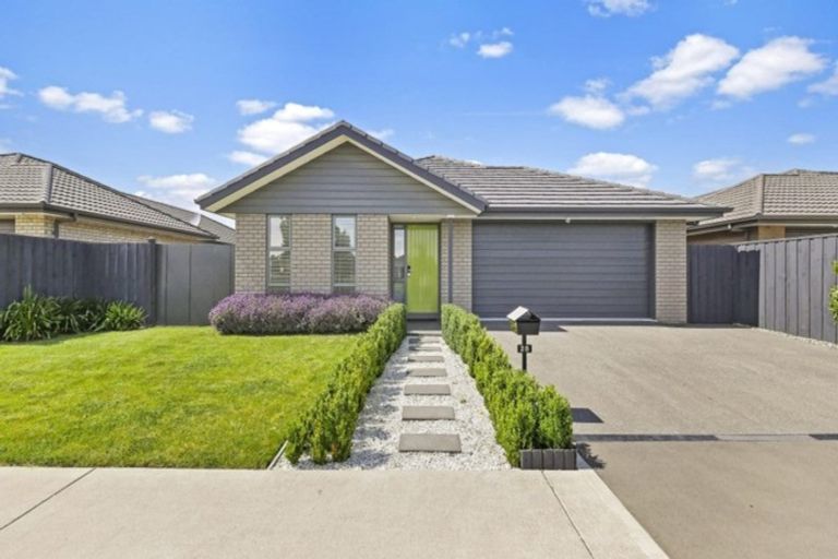 Photo of property in 28 Shillingford Boulevard, Rolleston, 7615