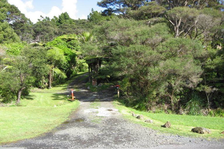 Photo of property in 68 Rauhuia Crescent, Parau, Auckland, 0604