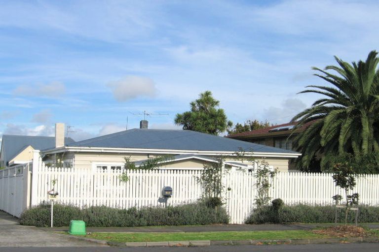 Photo of property in 42 Bradbury Road, Botany Downs, Auckland, 2010