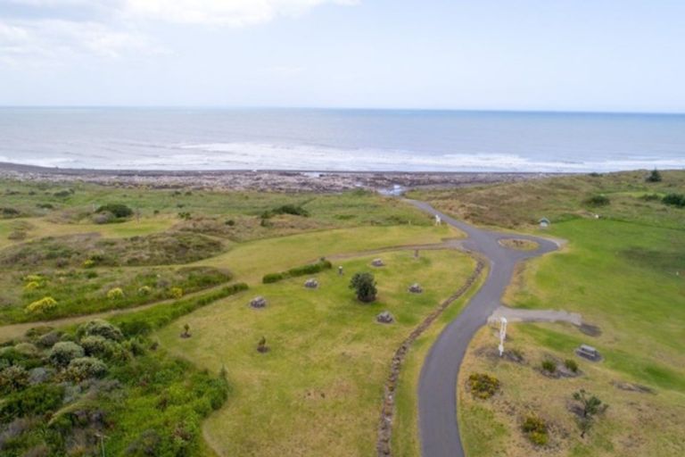 Photo of property in 10 Pingao Place, Waiinu Beach, Wanganui, 4588