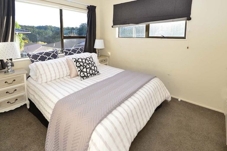 Photo of property in 2/123 Lynn Road, Bayview, Auckland, 0629