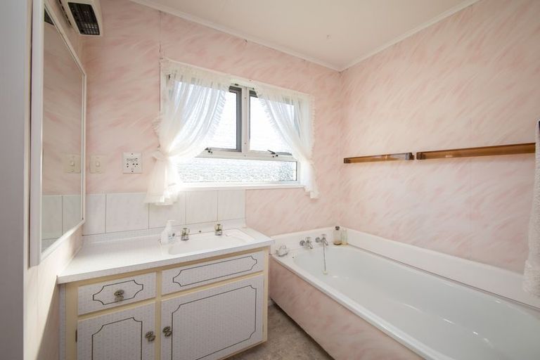 Photo of property in 43 Meadowbrook Drive, Cloverlea, Palmerston North, 4412