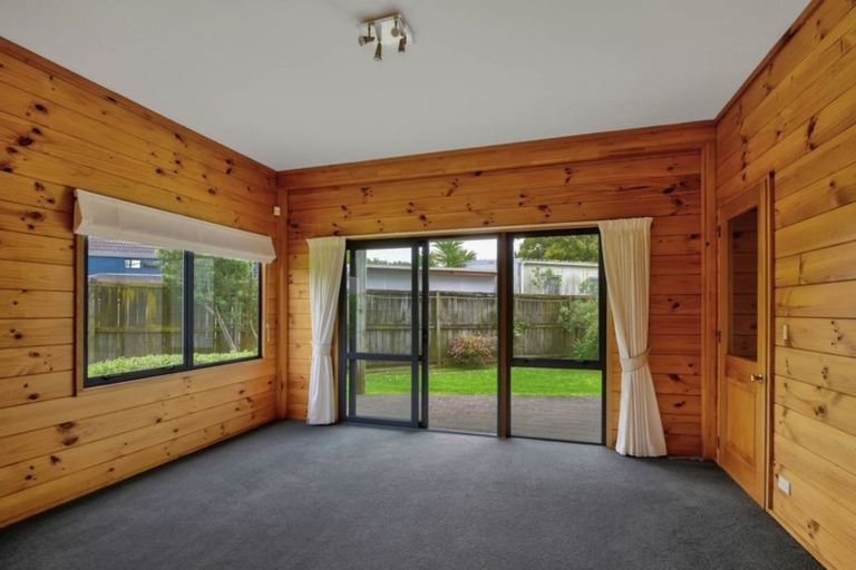 Photo of property in 33 The Esplanade, Eastern Beach, Auckland, 2012